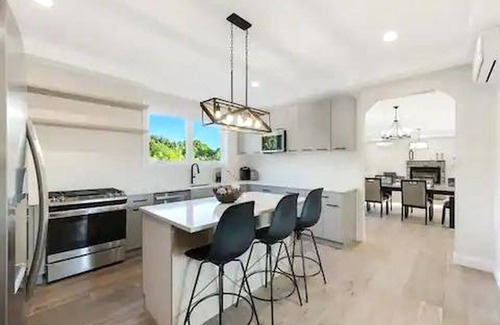 Warwick House | 4-bedroom house in charming Warwick with AC