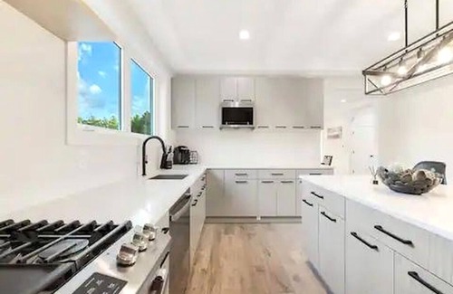 Warwick House | 4-bedroom house in charming Warwick with AC