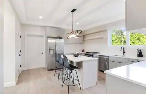 Warwick House | 4-bedroom house in charming Warwick with AC