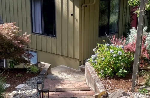 Carrolls House | 4-bedroom house in welcoming Kalama with AC, fitness room. Start your getaway
