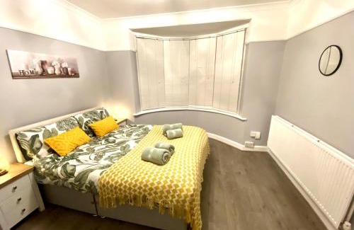 Gloucester House | 4 Bedroom House near Gloucester City Centre with Driveway - Ideal for contractors
