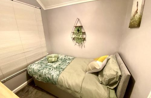 Gloucester House | 4 Bedroom House near Gloucester City Centre with Driveway - Ideal for contractors
