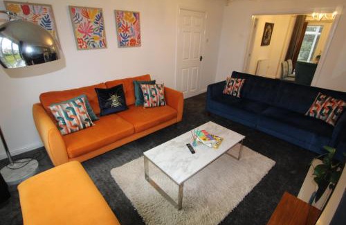 Wythenshawe House | 4 Bedroom House Near Manchester Airport, Wythenshawe Hospital and Trafford Centre