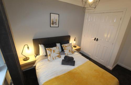 Wythenshawe House | 4 Bedroom House Near Manchester Airport, Wythenshawe Hospital and Trafford Centre