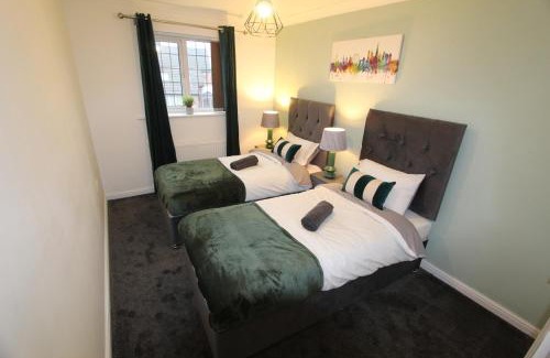 Wythenshawe House | 4 Bedroom House Near Manchester Airport, Wythenshawe Hospital and Trafford Centre