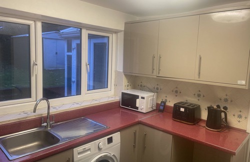 Stonnall House | 4 Bedroom House - Sleeps 6 - Garden, Bbq, Parking