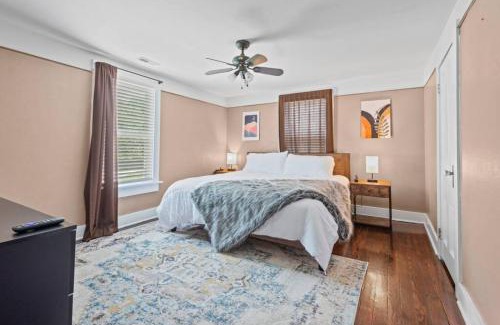 St. Charles Historic District Apartment | 4 Bedroom House, sleeps 12, short walk to Main St!