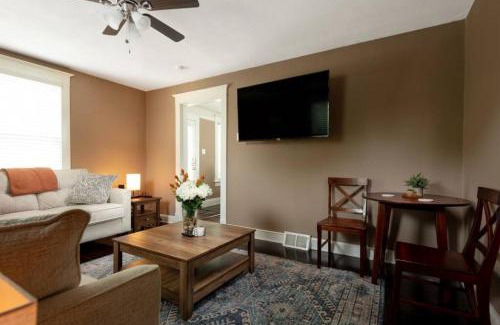 St. Charles Historic District Apartment | 4 Bedroom House, sleeps 12, short walk to Main St!