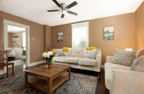 St. Charles Historic District Apartment | 4 Bedroom House, sleeps 12, short walk to Main St!