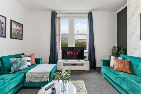 Sheffield House | 4-Bedroom House with Parking Contractors & Long Stays