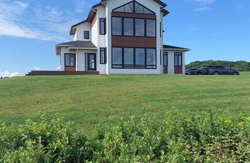 Park Corner Cottage | 4 Bedroom Luxury Ocean View Beach House, Minutes To North Shore Beaches