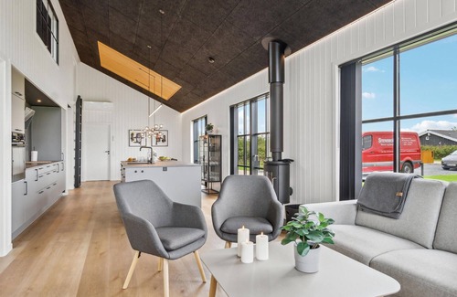 Skaven Strand House | 4 bedroom pet friendly home in Tarm