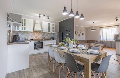 Bale House | 4 bedroom pet friendly home in Bale