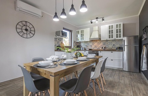 Bale House | 4 bedroom pet friendly home in Bale