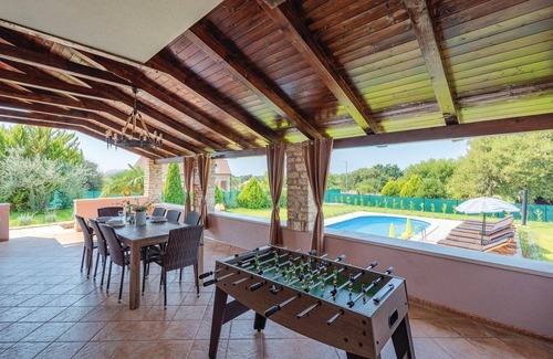 Bale House | 4 bedroom pet friendly home in Bale