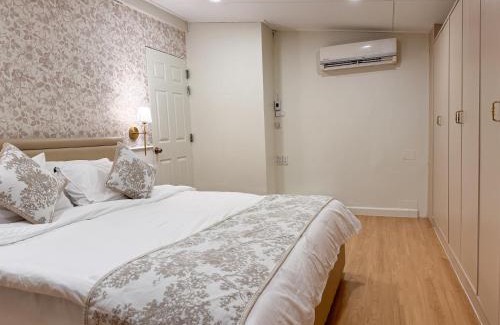 Ratchadaphisek House | 4 Bedroom Rustic Farmhouse Sleep 9 4 Mins walk to MRT