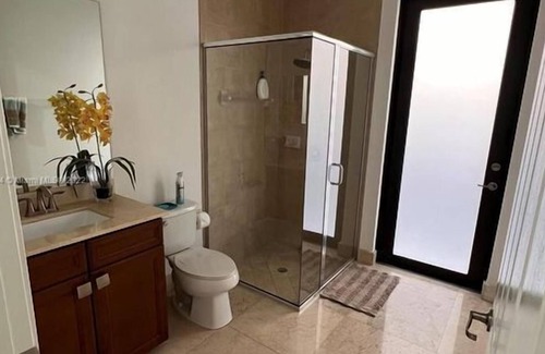 Doral Apartment | 4 Bedroom Single family 439872 by Houzlet