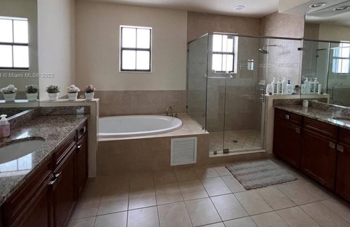 Doral Apartment | 4 Bedroom Single family 439872 by Houzlet