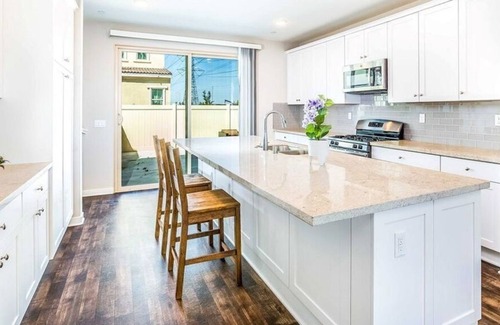 Ontario Apartment | 4 Bedroom Single family L-590895 by Houzlet