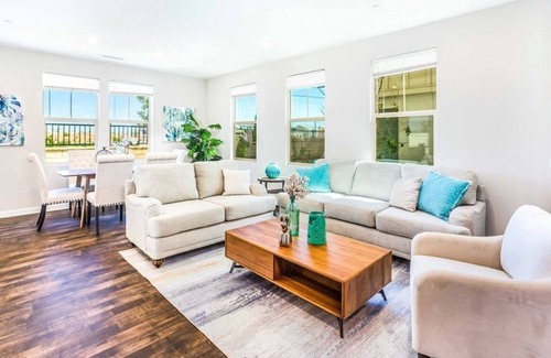 Ontario Apartment | 4 Bedroom Single family L-590895 by Houzlet