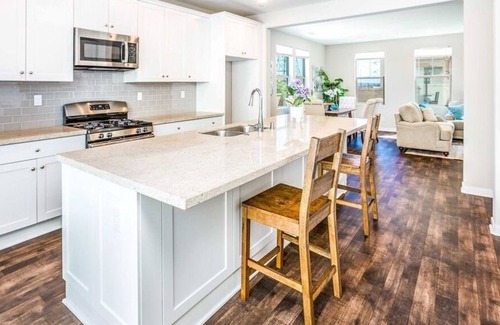 Ontario Apartment | 4 Bedroom Single family L-590895 by Houzlet