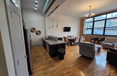 Lower West Side Apartment | 4 Bedroom, Sleeps 20 people!
