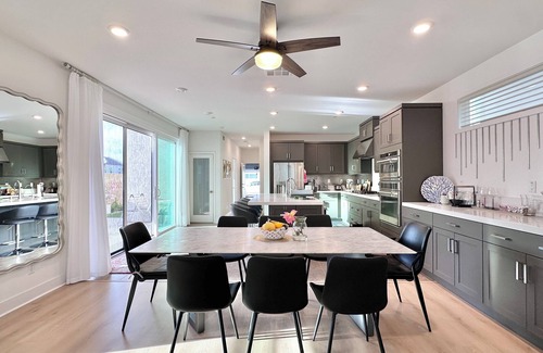 Irvine House | 4-Bedroom Sunlight Retreat in Irvine