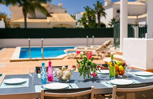 Correeira Villa | 4 Bedroom Villa Private Pool + Free WIFI + BBQ in Albufeira Center