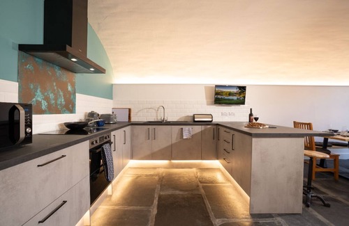 Waterhead House | 4 Bedroom Waterhead Range Cottage by LetMeStay