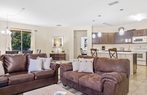 Crystal Cove House | 4 Bedrooms /3 Bathrooms /Crystal Cove (4712 BD)