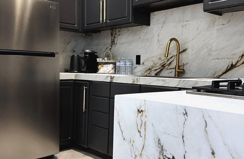 East Allegheny House | 4 Bedrooms Private Patio Stay in Style Free parking