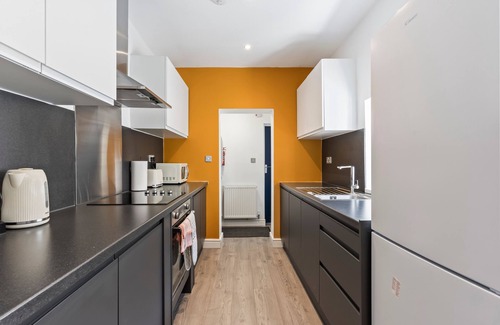 Stoke-on-Trent House | 4 Beds | 3 Bath(2-ensuites)| Free Parking | 75Mbps