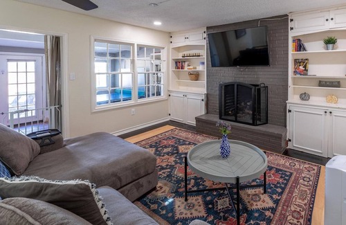 Midland House | 4 Beds ~ Game Room ~ Walk to DT ~ Pets Ok ~ BBQ