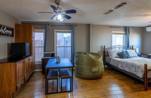 Midland House | 4 Beds ~ Game Room ~ Walk to DT ~ Pets Ok ~ BBQ