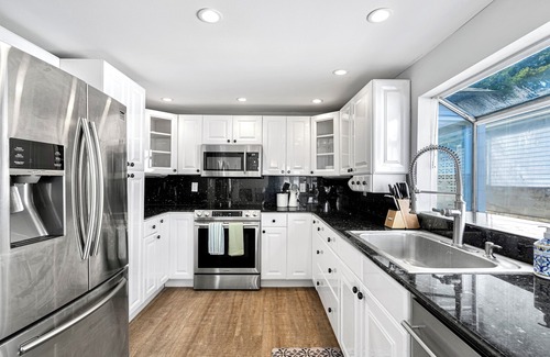 Bryn Mawr-Skyway House | 4 Beds Stunning Lakefront House with Dock Access