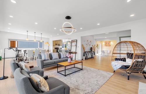View Ridge House | 4 Beds Top Floor House with Lake & Mountain Views