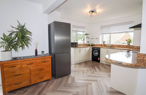 Rhos on Sea Cottage | 4 BODNANT ROAD, pet friendly, with hot tub in Rhos-On-Sea