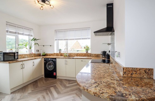 Rhos on Sea Cottage | 4 BODNANT ROAD, pet friendly, with hot tub in Rhos-On-Sea