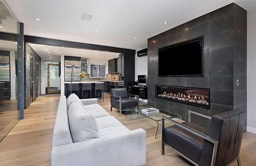 Aspen House | 4 BR- 2150 sq ft high end condo/steps to bus to 4 mountains