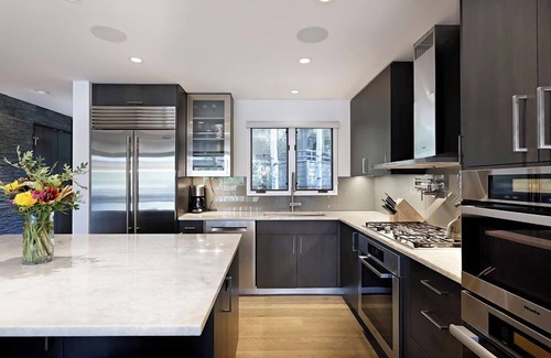 Aspen House | 4 BR- 2150 sq ft high end condo/steps to bus to 4 mountains