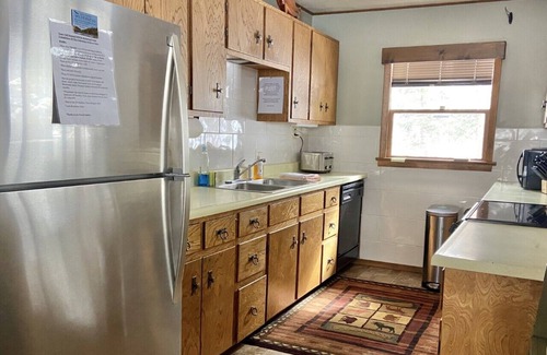 Nathrop Cabin | 4 BR/4BA En suite Cozy Creekside ~ Mountain Views ~ Hot Tub ~ Fishing ~ Wildlife