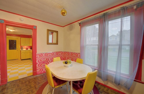 Sandusky House | 4 BR Home 5 Mins to Cedar Point, Retro 1970s!nn
