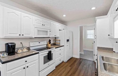 New Bern House | 4 BR Home 5 mins to DT Game Room 5 Stars