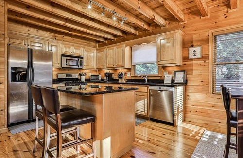 Ellijay Cabin | 4 BR+Loft, Fireplace, Hot Tub & Game Rm