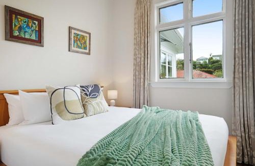 Mount Eden House | 4 Car Parking Fireplace 3 BR 2 BA Work Space