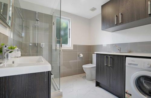 Mount Eden House | 4 Car Parking Fireplace 3 BR 2 BA Work Space