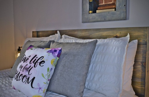 Snowflake Hotel | #4 Charming Room in Historic House, Violet Villa