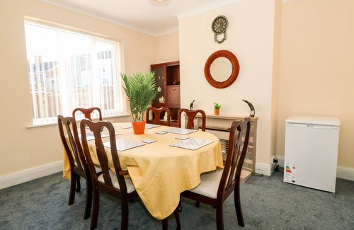 Skegness House | 4 DOROTHY AVENUE, pet friendly, country holiday cottage in Skegness