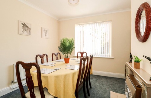 Skegness House | 4 DOROTHY AVENUE, pet friendly, country holiday cottage in Skegness