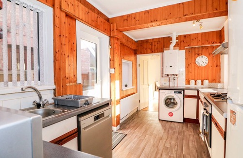Skegness House | 4 DOROTHY AVENUE, pet friendly, country holiday cottage in Skegness